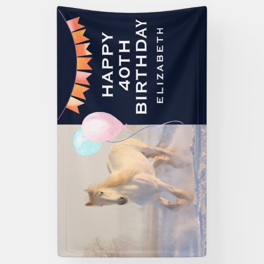 Het mooie witte paard Galloping in de sneeuw Spandoek (Verticaal)
