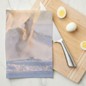 Het mooie witte paard Galloping in de sneeuw Theedoek (Quarter Fold)