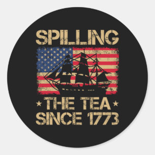 Het morsen van de thee sinds 1773 Amerikaanse vla Ronde Sticker