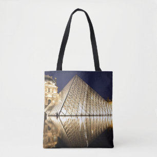 Het nachtbeeld van de glazen piramide van Musee du Draagtas