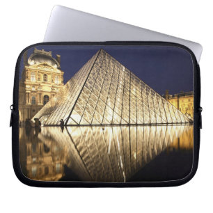 Het nachtbeeld van de glazen piramide van Musee du Laptop Sleeve