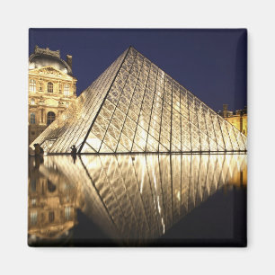 Het nachtelijke aanzicht van de glazen Piramide va Magneet