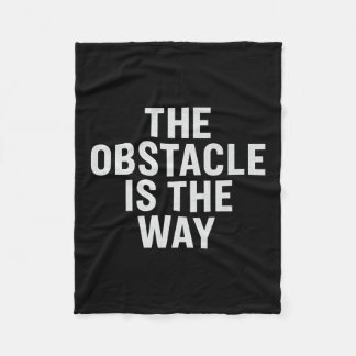 Het obstakel is de weg. Stoïcijnse quote, ontwerp. Fleece Deken