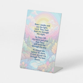 Het ochtendgebed van een kind op een voetstuk reclamebord met voetstuk