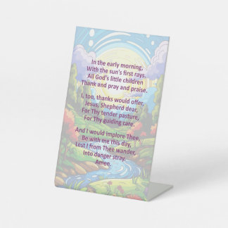 Het ochtendgebed van een kind op een voetstuk reclamebord met voetstuk