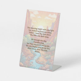 Het ochtendgebed van een kind op een voetstuk reclamebord met voetstuk