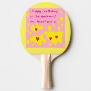 Het ontwerp van de verjaardag roze en geel met ber tafeltennisbatje