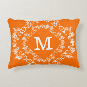 Het oranje Witte Decoratieve Monogram van de Decoratief Kussen