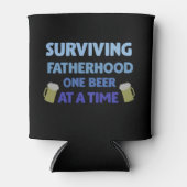 Het overleven van vaderschap één bier per keer bie blikjeskoeler (Voorkant)