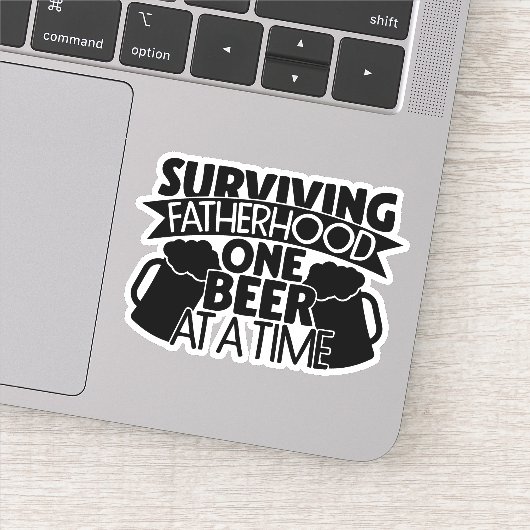 Het overleven van vaderschap één bier per keer sticker (Detail)