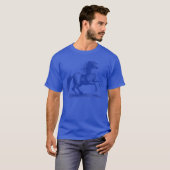 Het paard steekt zijn voorpoten grappig omhoog t-shirt (Voorkant volledig)