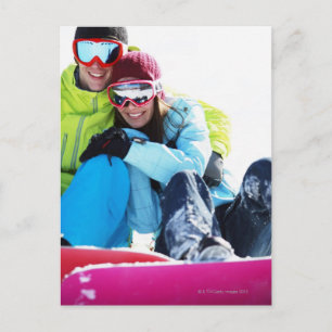 Het paarzitting van Snowboarder op sneeuw Briefkaart