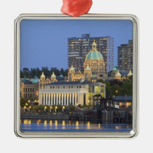 Het parlementsgebouw verlicht aan de binnenzijde metalen ornament