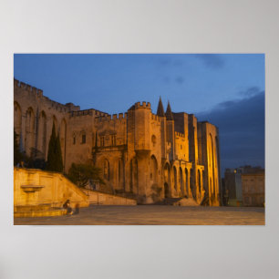 Het Paus Palace in Avignon bij zonsondergang. Gebo Poster