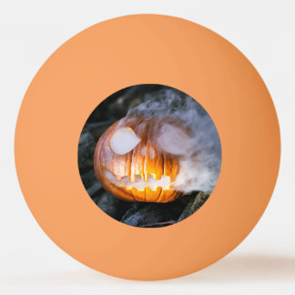 Het pompoenhoofd van de ruiter zonder hoofd staat pingpongballen