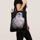 Het portret van een Inquisitive Saker Falcon Tote Bag (Dichtbij)