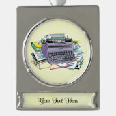 Het potlood van het Schrijfmachine van de Schrijfm Verzilverd Banner Ornament (Voorkant)