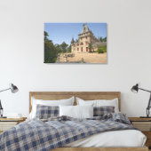 Het prachtige Chateau de Pressac en de tuin Canvas Afdruk (Insitu (Slaapkamer))