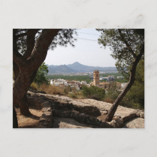 Het raam door de bomen. briefkaart