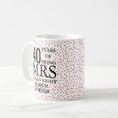 Het robijnrode Jubileum van Harten veertigste Koffiemok (Voorkant links)