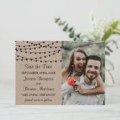 Het Rustic Kraft String Lights Wedding Collectie Save The Date (Staand voorkant)