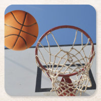 Het scoren van punten basketbal gaat door een hoep
