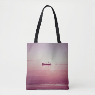 Het silhouet van de visser met boot in het zee v draagtas