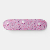 Het skateboard van een serieus schattig meisje (Horizontaal)