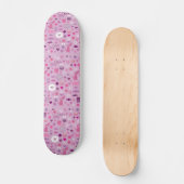 Het skateboard van een serieus schattig meisje (Voorkant)