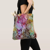 Het slechte insect op een tas maakt winkelen leuk! (Dichtbij)