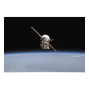 Het Soyuz TMA-11-ruimtevaartuig boven de aarde Foto Afdruk