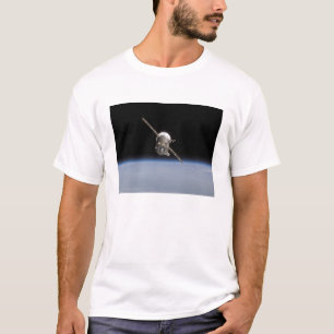 Het Soyuz TMA-11-ruimtevaartuig boven de aarde T-shirt