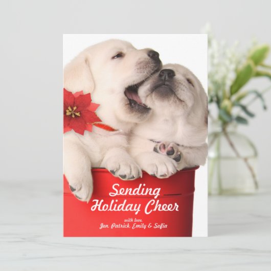 Het speelse "puppy" van Kerstmis in een Rode Feestdagenkaart (Staand voorkant)