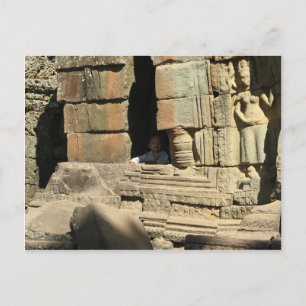 Het spelen in de Ruins ... Ta Prohm, Cambodja Briefkaart