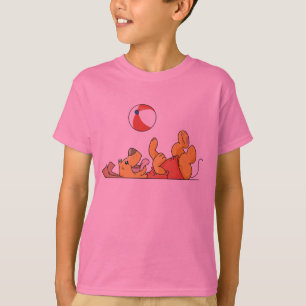 Het Spelen van de hond met de T-shirts en de