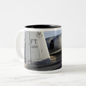 Het staartgedeelte van een A-10 Thunderbolt II Tweekleurige Koffiemok (Voorkant links)