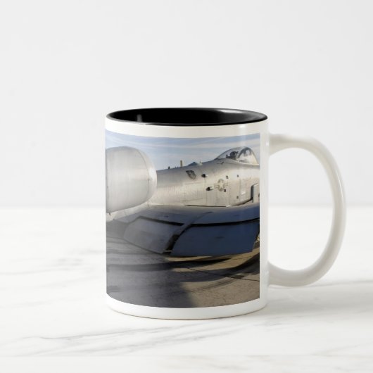 Het staartgedeelte van een A-10 Thunderbolt II Tweekleurige Koffiemok (Rechts)