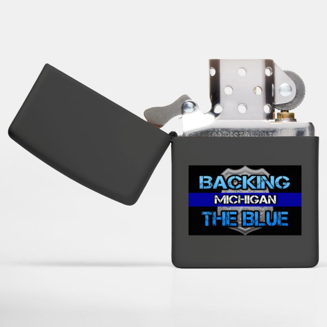 Het steunen van de Blauwe Michigan Zippo (Geopend)