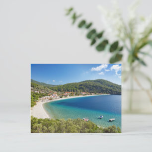 Het strand Panormos van het eiland Skopelos, Griek Briefkaart