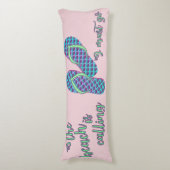 Het strand roept met zeemeerminnen Teenslippers Lichaamskussen (Voorkant Verticaal)