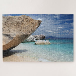 Het strand van het Middellandse-Zeegebied met grot Legpuzzel