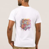 Het T-shirt is voorzien van "Linked By Love". (Achterkant)