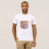 Het T-shirt is voorzien van "Linked By Love". (Voorkant volledig)