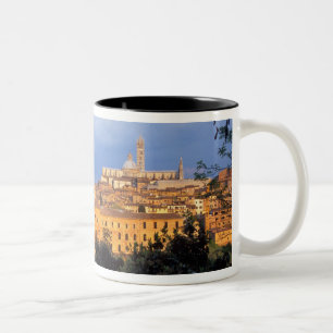 Het Toscaanse dorp Sienna, Italië. Tweekleurige Koffiemok