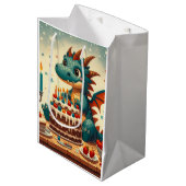 Het verjaardagsfeest van Happy Dragon Medium Cadeauzakje (Voorkant Gekanteld)