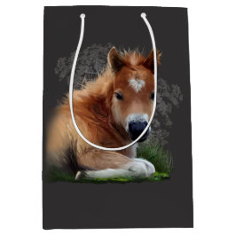 Het veulen ligt in het gras medium cadeauzakje