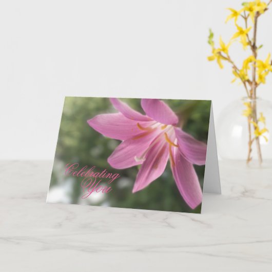 Het vieren van u en Uw Kaart van de Verjaardag (Gele Bloem)