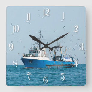 Het vissersvaartuig komt terug aan de haven vierkante klok
