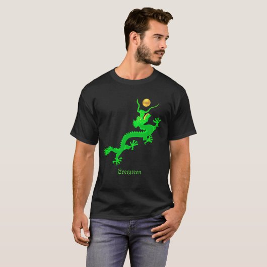 Het vliegen groene draak met gouden bal & kalligra t-shirt (Voorkant volledig)