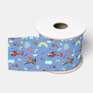 Het vliegpatroon van een jongen tegen een blauwe a grosgrain lint